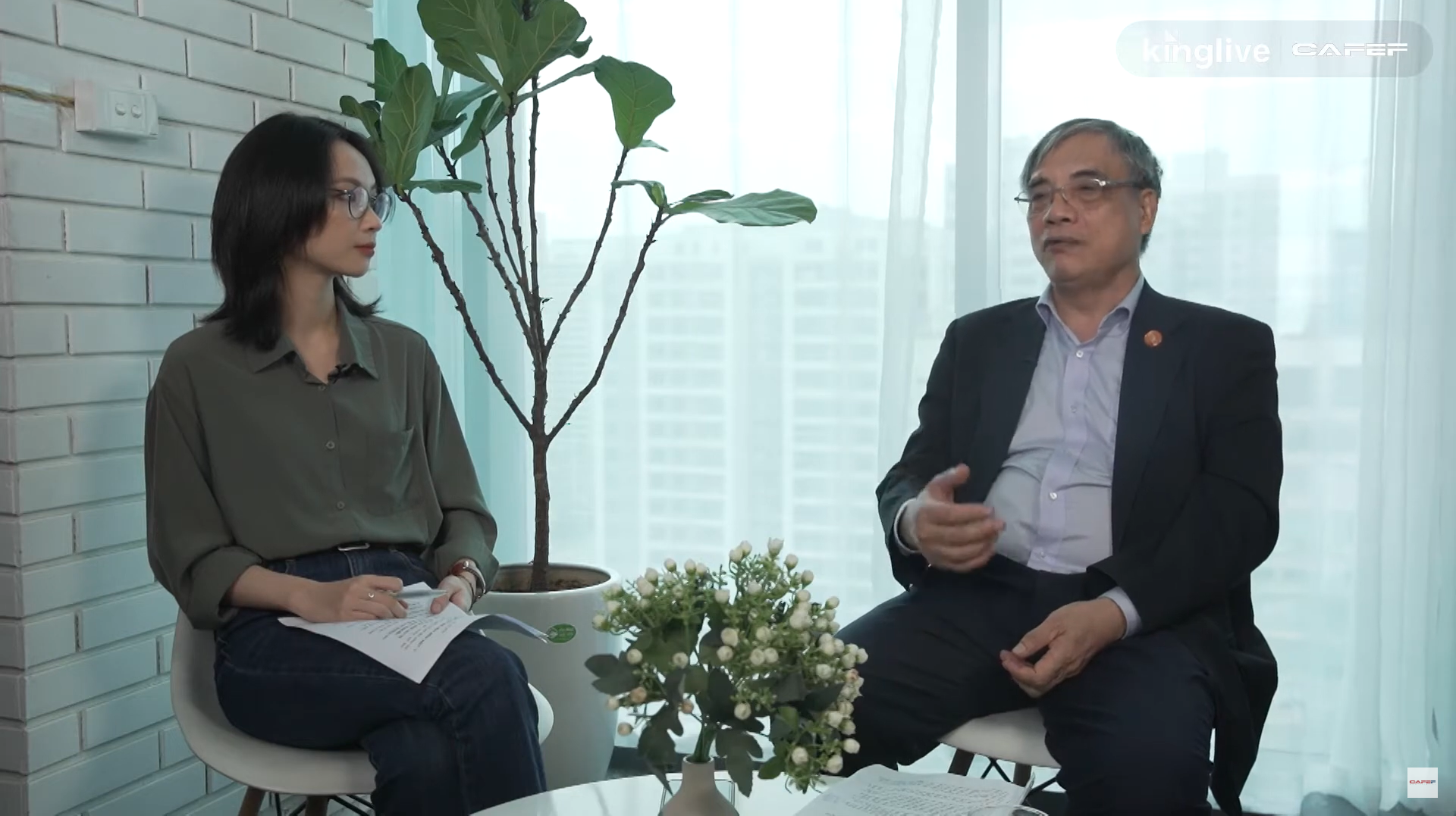 Opportunities and Challenges for Vietnam’s Economy in Late 2021 (VN)